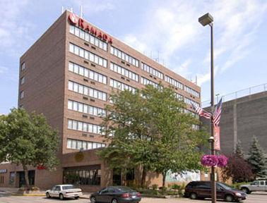 Ramada Convention Center Eau Claire Hotel Exterior photo