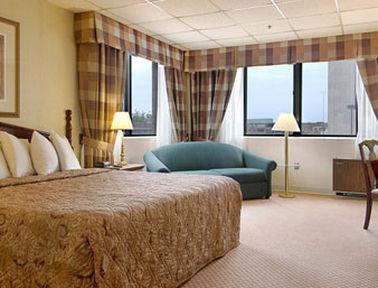 Ramada Convention Center Eau Claire Hotel Room photo
